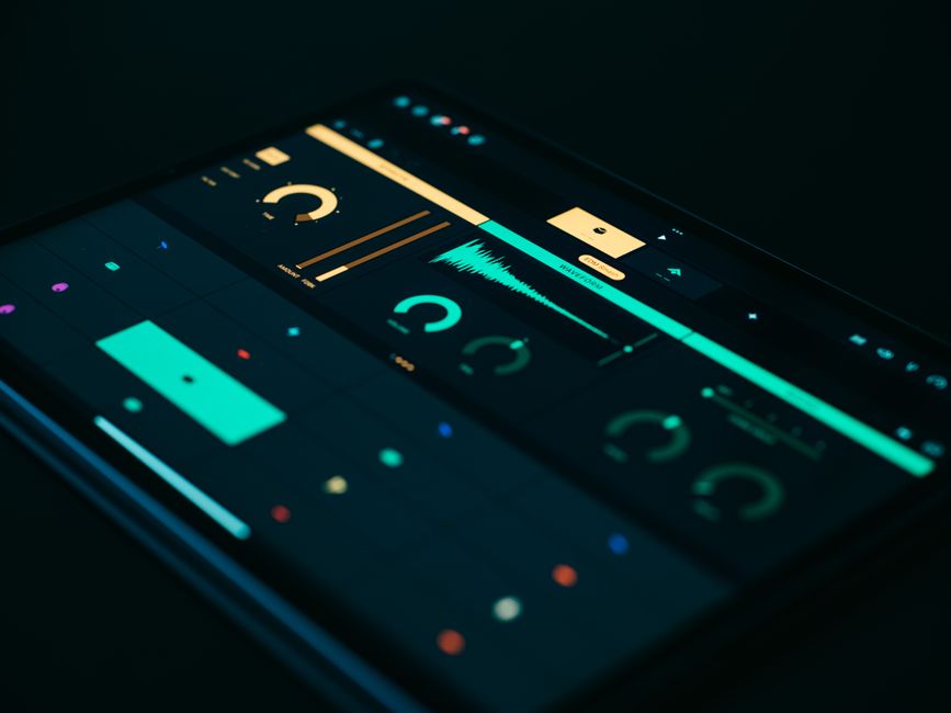Primer plano de una tableta con visualizador de sonido y elementos de interfaz modernos