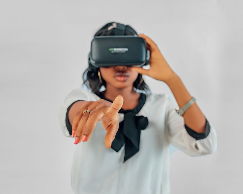 Mujer joven usando casco de realidad virtual para una experiencia inmersiva