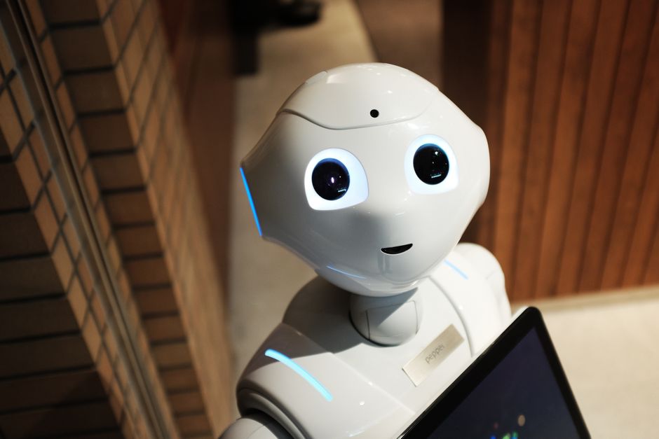 Robot humanoide futurista en un entorno interior de Tokio
