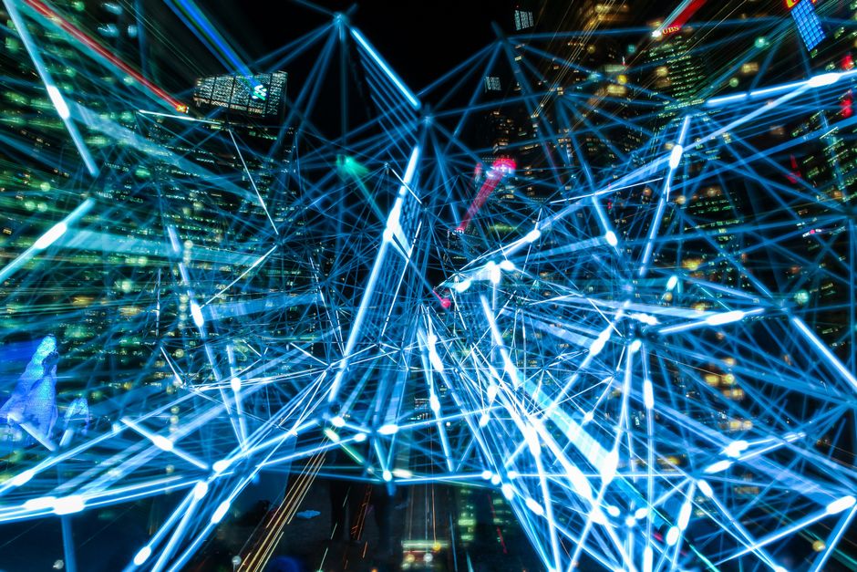 Escena urbana dinámica con líneas de luz representando redes de comunicación digital