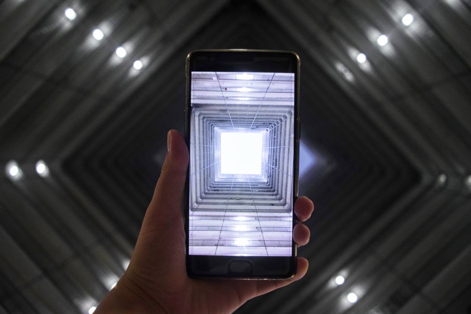Pantalla de smartphone capturando un interior arquitectónico iluminado