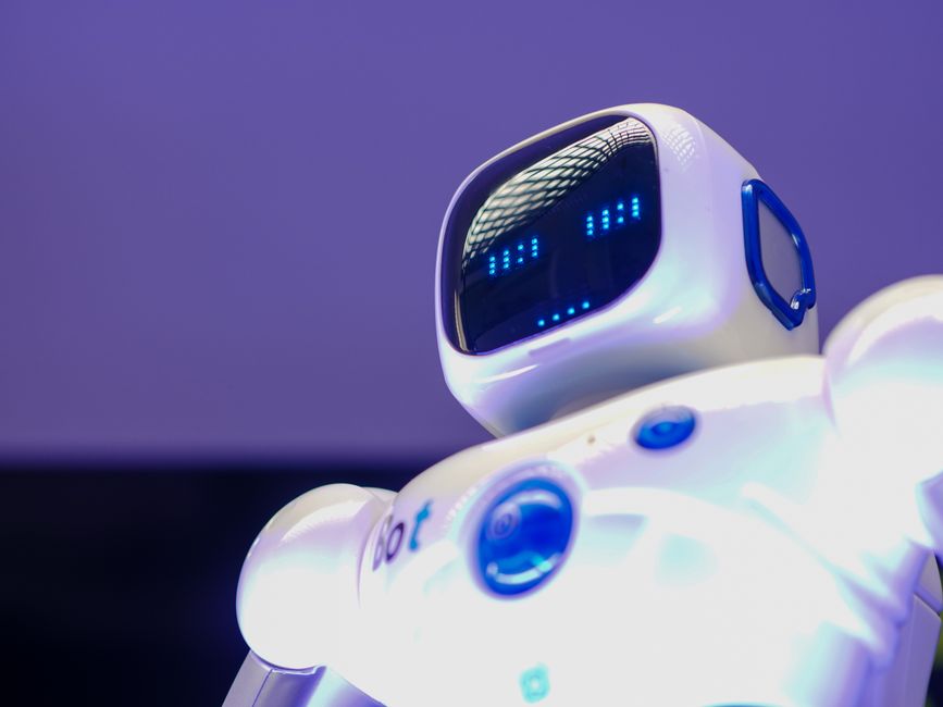 Robot humanoide moderno con pantalla luminiscente, simbolizando la innovación tecnológica