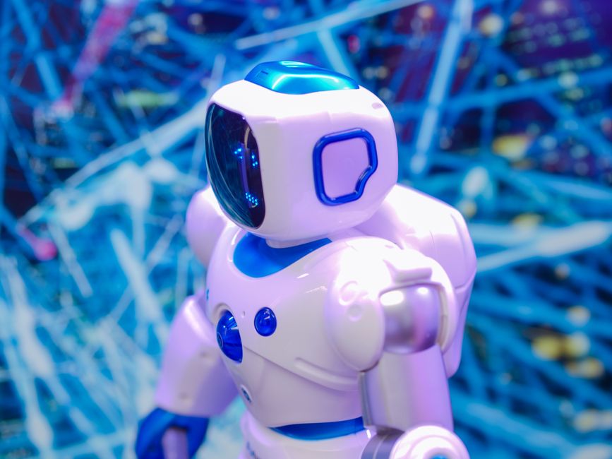 Primer plano de un robot blanco y azul contra un fondo tecnológico futurista